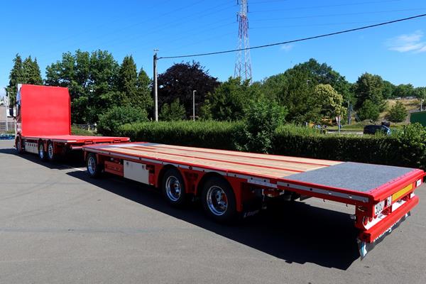 MultiWay flatbed trailer supplied for straw and forage transport
