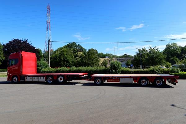 MultiWay flatbed trailer supplied for straw and forage transport