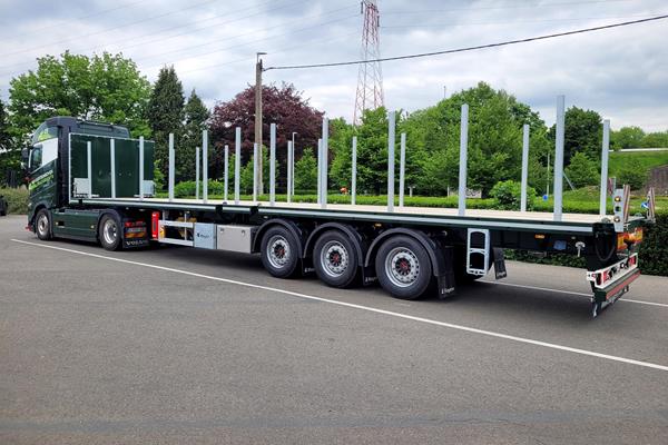 Deuxième semi-remorque plateau LoadWay Heavy-Light Twistlock pour Transports Van Goitsenhoven