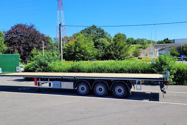 Deuxième semi-remorque plateau LoadWay Heavy-Light Twistlock pour Transports Van Goitsenhoven