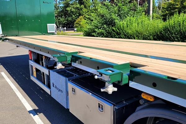 Deuxième semi-remorque plateau LoadWay Heavy-Light Twistlock pour Transports Van Goitsenhoven