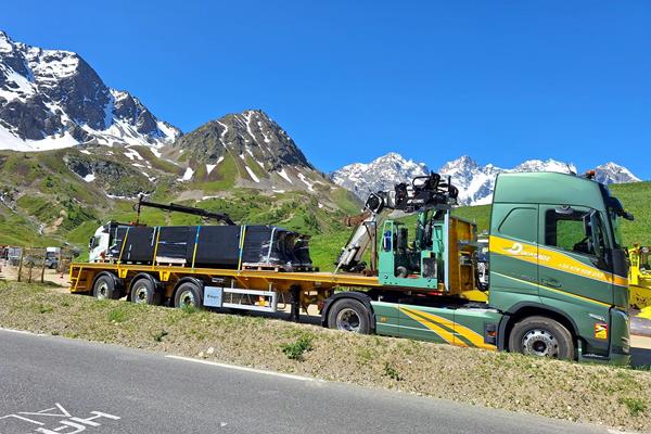 Nouvelle semi-remorque sur les routes pour Transports Ducarroz