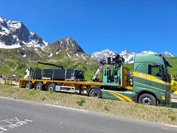 Nouvelle semi-remorque sur les routes pour Transports Ducarroz